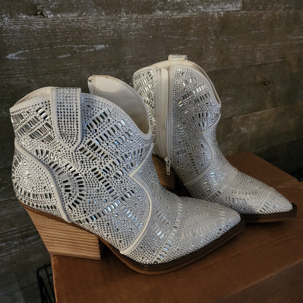Very G Women's White Ankle Boots